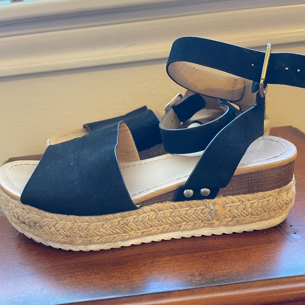 Women’s platform black sandle